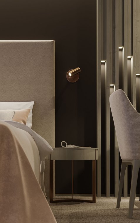 Produktvisualisierung eines stilvollen Nachttisches mit Lampe und Details aus Holz und Stoff im Hotelinterieur.